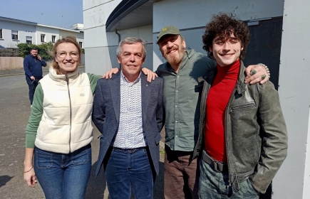Jean-Alain Le Bars président du RC Lorient Porte des Indes en compagnie des acteurs et du réalisateur du film.