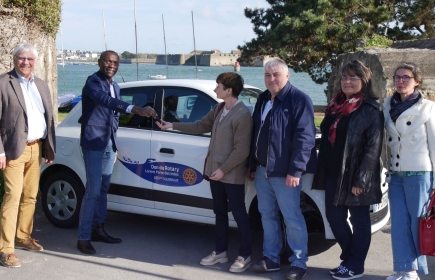 Le Rotary Club de Lorient Porte des Indes finance un véhicule pour l'hopital de jour Ker Héol.